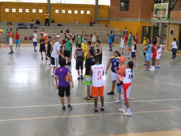Coach Rick Walrond coaching in Medellín, Colombia