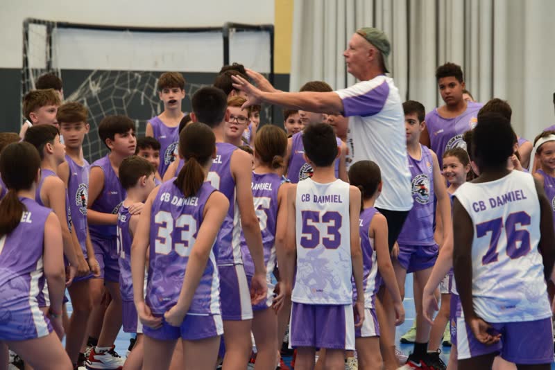 Coach Rick Walrond directing campers at the VI Campus Club Baloncesto Daimiel, Spain, 2026