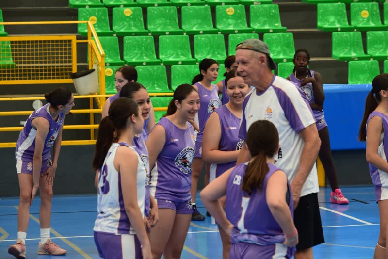 Coach Rick Walrond with players at the CB Daimiel summer camp, Spain, 2026